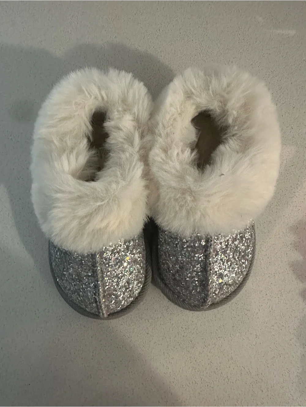 Cat & Jack Girls Silver Glitter Faux Fur Slippers